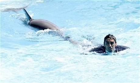 Italský plavec závodí Filippo Magnini s delfíny