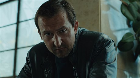 Martin Hofmann jako agent StB. Seriál Bez vědomí (2019). Režie: Ivan Zachariáš.
