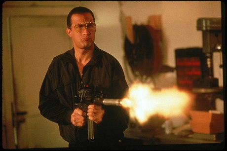 Steven Seagal ve filmu Mu s cejchem smrti (1990). Reie: Swight H. Little