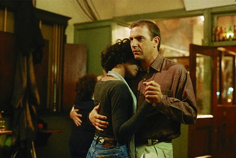 Whitney Houstonová a Kevin Costner ve filmu Osobní Stráce (1992). Reie: Mick...