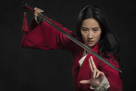 Neohroená Mulan (Yifei Liuová). Snímek Mulan (2020). Reie: Niky Caroová.