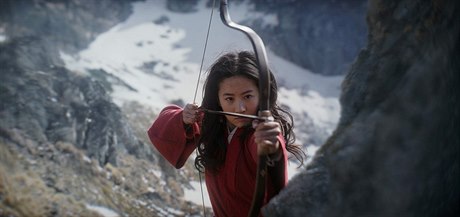 Neohroená Mulan (Yifei Liuová). Snímek Mulan (2020). Reie: Niky Caroová.