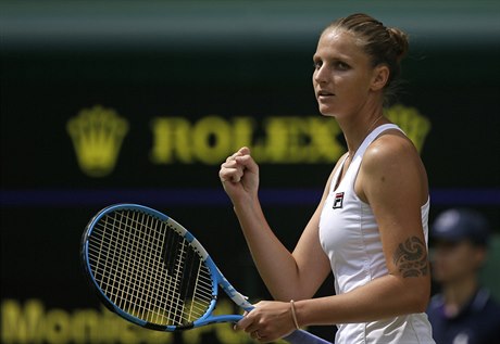 Karolína Plíková oslavuje vítzství nad Monicou Puig ovou na Wimbledonui
