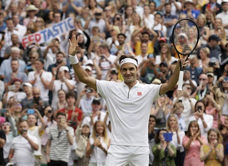 Roger Federer slaví vítězství ve Wimbledonu