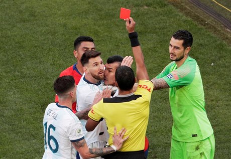 Lionel Messi vidí po roztrce s kapitánem Chile Garym Medelem ervenou kartu.