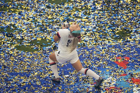 Americké fotbalistky se radují s trofejí pro mistryně světa.