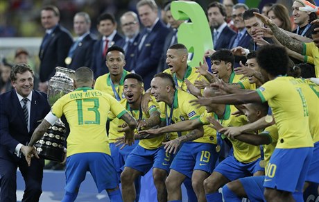 Brazilský kapitán Dani Alves přebírá trofej pro vítěze Copa América