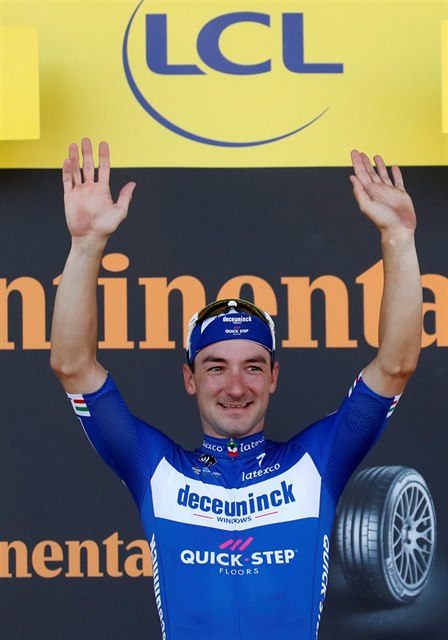 Elia Viviani se raduje z triumfu ve 4. etap Tour de France.