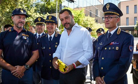 Italský ministr vnitra Matteo Salvini pi návtv policejní koly.