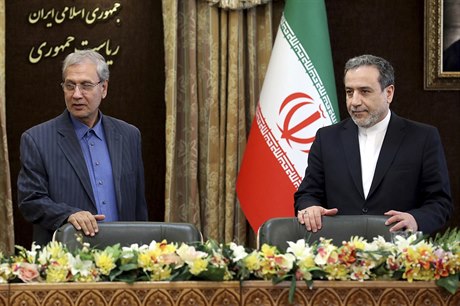 Mluví íránské vlády Ali Rabiei (vlevo) a námstek íránského ministra zahranií...