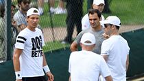 Tomáš Berdych po tréninku s Rogerem Federerem na wimbledonské trávě.