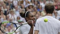 Wimbledon, mix: spokojená Serena Williamsová po boku Andyho Murrayho.