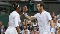 Wimbledon, mix: Serena Williamsová a Andy Murray slaví zisk míčku.