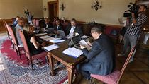 P�edseda sen�tn� komise Zden�k Nytra (ODS) v �ele stolu.