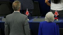 Nigel Farage se spolen s jeho europoslanci otoil pi neoficiln hymn EU k...