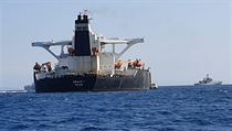 Kdy se ale 330 metr dlouh tanker dostal do vod Gibraltaru, britsk ady...