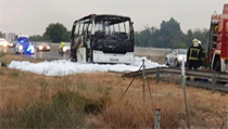 Autobus, kter na Mallorce pi cest na letit s eskmi turisty zaal hoet.