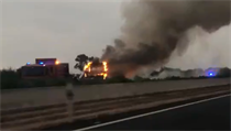 Autobus vezouc esk turisty na letit na Mallorce se vzntil.