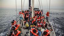 Televizn� z�b�ry uk�zaly migranty sed�c� v �ad�ch na p��di lodi, na sob� maj�...