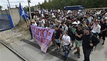 Ekologičtí aktivisté pochodují kolem elektrárny Chvaletice na Pardubicku, před...