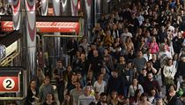 Většina návštěvníků dorazila na koncert Eda Sheerana metrem, stanice linky C...