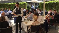 Host� restaurace La fontaine gaillon, kdy� byla je�t� v provozu.