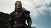 SERIL OD NETFLIXU. Geralt z Rivie (Henry Cavill) z pipravovanho serilu....
