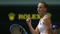 Karolína Plíšková oslavuje vítězství nad Monicou Puig ovou na Wimbledonui