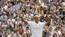 Roger Federer slaví vítězství ve Wimbledonu