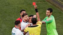 Lionel Messi vidí po roztržce s kapitánem Chile Garym Medelem červenou kartu.