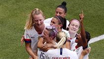 Americké fotbalistky se radují z vítězné branky Megan Rapinoeové.