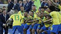 Brazilsk kapitn Dani Alves pebr trofej pro vtze Copa Amrica