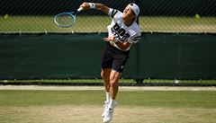 Tomá Berdych pi tréninku na letoní Wimbledon.