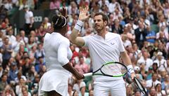 Wimbledon, mix: Serena Williamsová a Andy Murray slaví vyhraný míek v zápase...