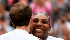 Wimbledon, mix: Serena Williamsová a Andy Murray slaví postup do osmifinále.