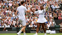 Wimbledon, mix: Serena Williamsová a Andy Murray slaví ped zaplnným hleditm...