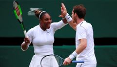 Wimbledon, mix: Serena Williamsová a Andy Murray bouliv slaví vyhraný míek.