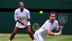 Wimbledon, mix: Serena Williamsová sleduje poínání Andyho Murrayho na síti.
