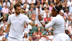 Wimbledon, mix: Serena Williamsová a Andy Murray slaví jeden z vyhraných mík...