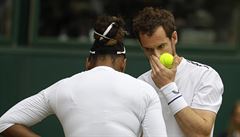 Wimbledon, mix: Serena Williamsová a Andy Murray se radí bhem zápasu 2. kola.