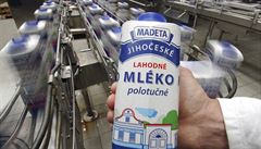 Madeta se nedohodla s dodavatelem, přijde o 200 000 litrů mléka denně. Její tržby se mohou propadnout až o miliardu