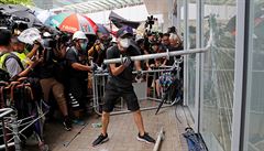 Demonstranti se pokusili dostat do budovy parlamentu v Hongkongu.
