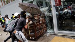 Protesty v Hongkongu se stupují.