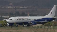 Boeingu se 152 lidmi na palub praskla pi startu pneumatika, muselo nouzov pistt u Tel Avivu
