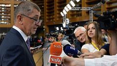 eský premiér Andrej Babi hovoí v Bruselu s novinái.