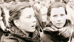 Sedmnáctiletá Anna lapetová se svou sestrou na demonstraci v roce 1989.