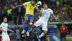 Argentincec Marcos Acuna a Brazilec Gabriel Jesus bojují o míč v... | na serveru Lidovky.cz | aktuální zprávy