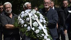 Zhruba 200 lidí vetn prezidenta Miloe Zemana ve stedu pilo ve Sluovicích...