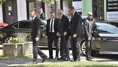 Prezident Milo Zeman pichází ve Sluovicích na Zlínsku na poheb bývalého...