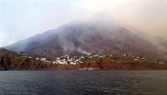Kou na ostrov Stromboli stoupá ze stejnojmenné sopky.